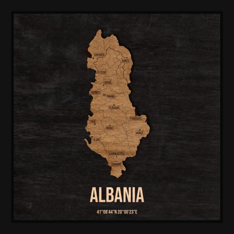 Drewniana mapa Albanii w ramce 25×25: kontur kraju na czarnej płycie, nazwy miast, rzeki, jeziora, ukształtowanie terenu i granice regionów
