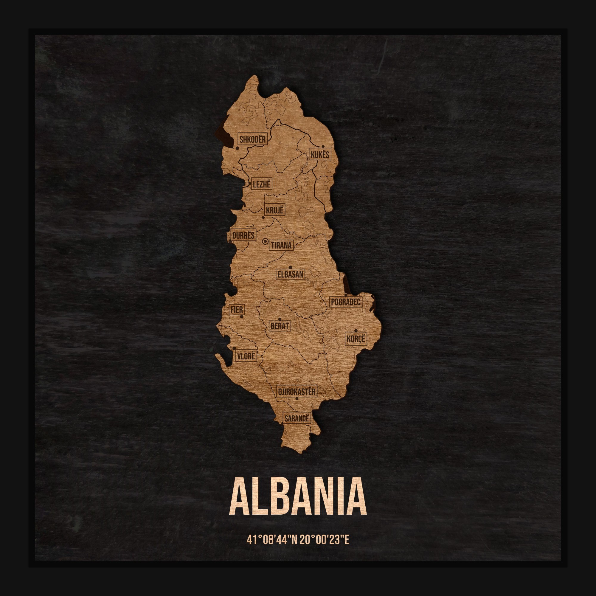 Drewniana mapa Albanii w ramce 25×25: kontur kraju na czarnej płycie, nazwy miast, rzeki, jeziora, ukształtowanie terenu i granice regionów