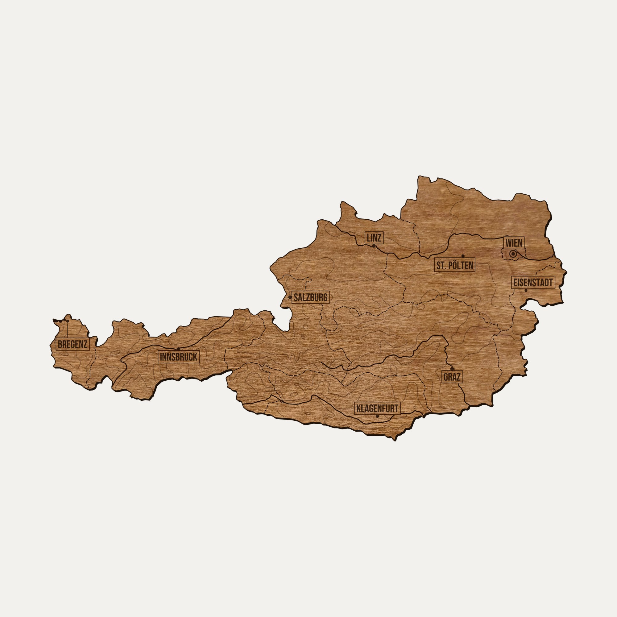 Drewniana mapa Austrii na ścianę: cały kraj pocięty na regiony, z grawerem