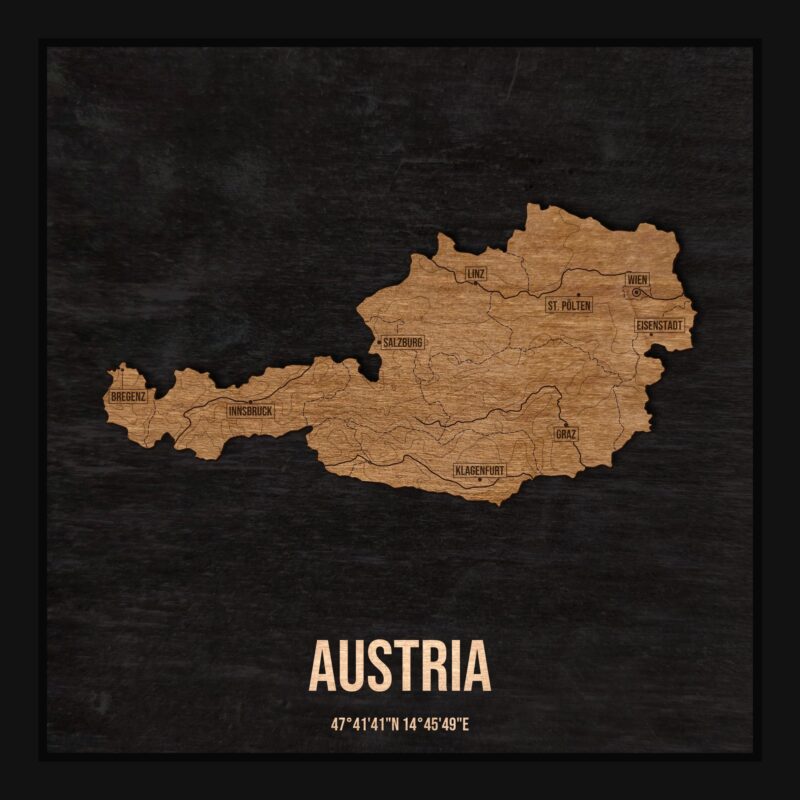 Drewniana mapa Austrii w ramce 25×25: kontur kraju na czarnej płycie, nazwy miast, rzeki, jeziora, ukształtowanie terenu i granice regionów
