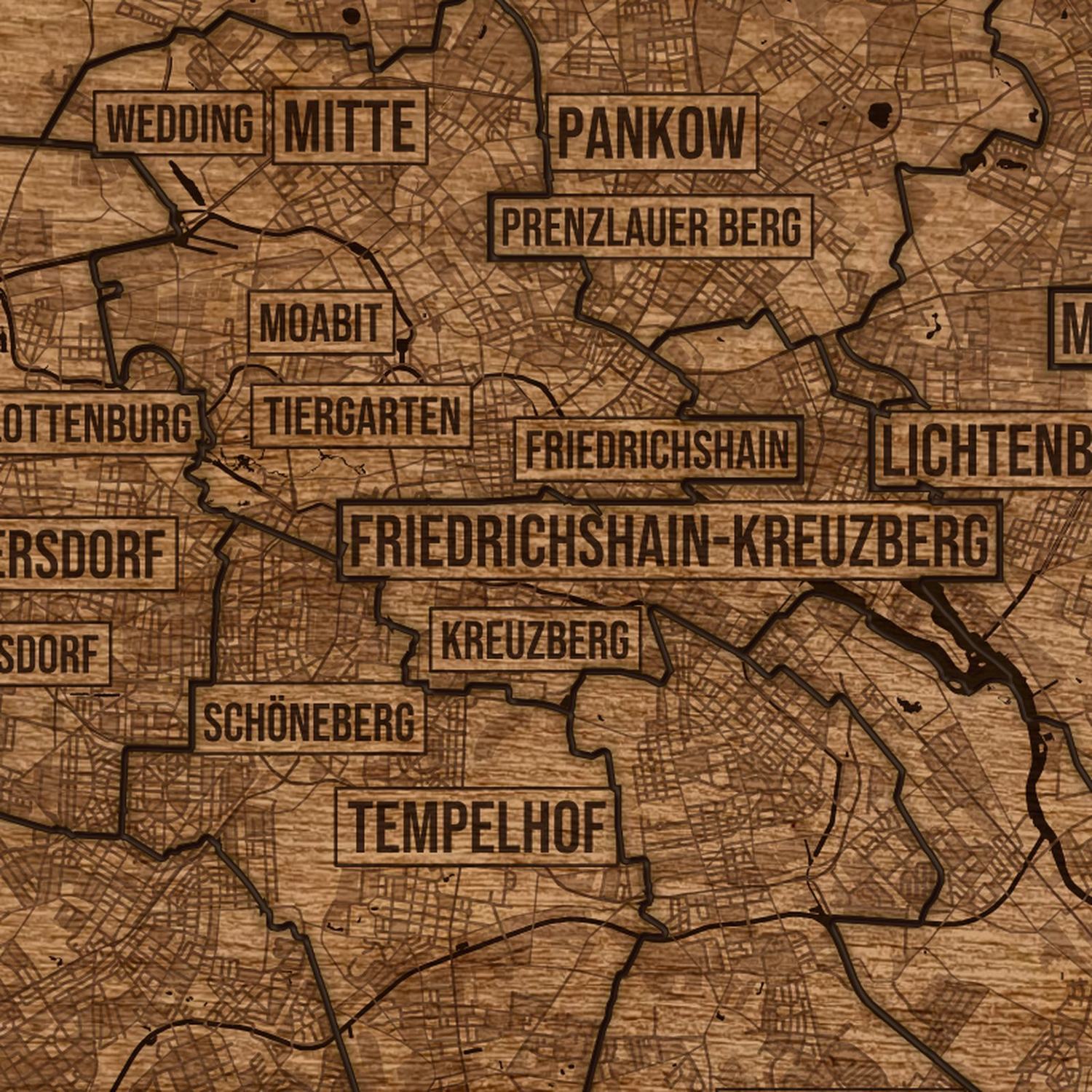 Berlin - zbliżenie na grawer drewnianej mapy