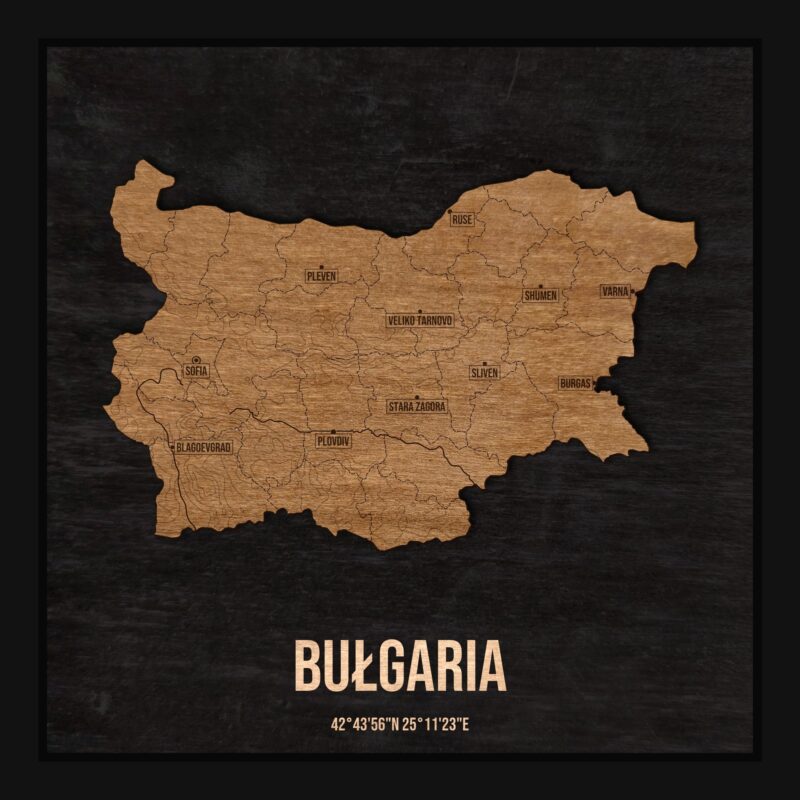 Drewniana mapa Bułgarii w ramce 25×25: kontur kraju na czarnej płycie, nazwy miast, rzeki, jeziora, ukształtowanie terenu i granice regionów
