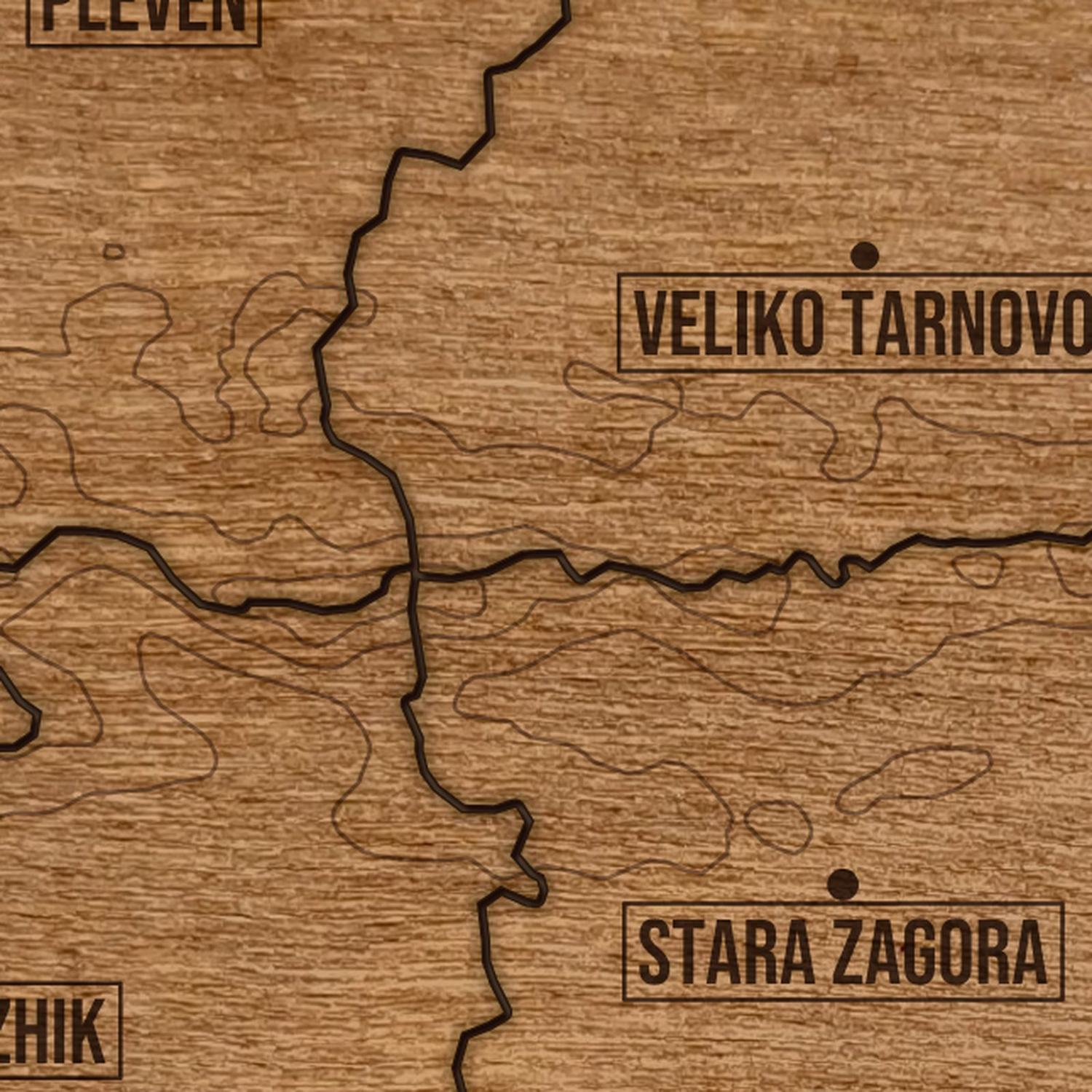 Bułgaria - zbliżenie na grawer drewnianej mapy