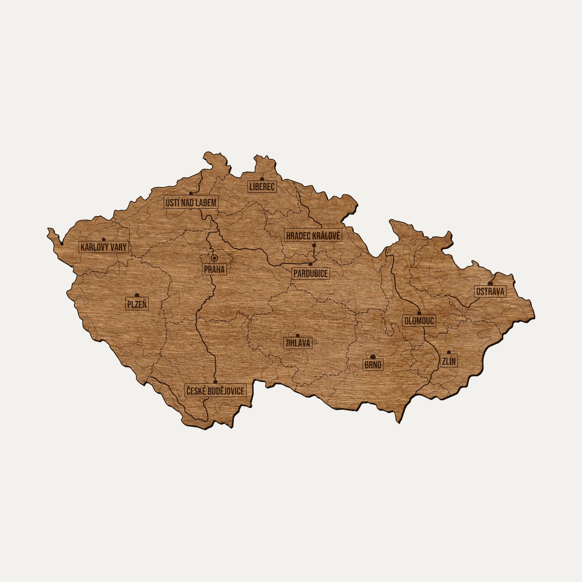 Drewniana mapa Czech na ścianę: cały kraj pocięty na regiony, z grawerem
