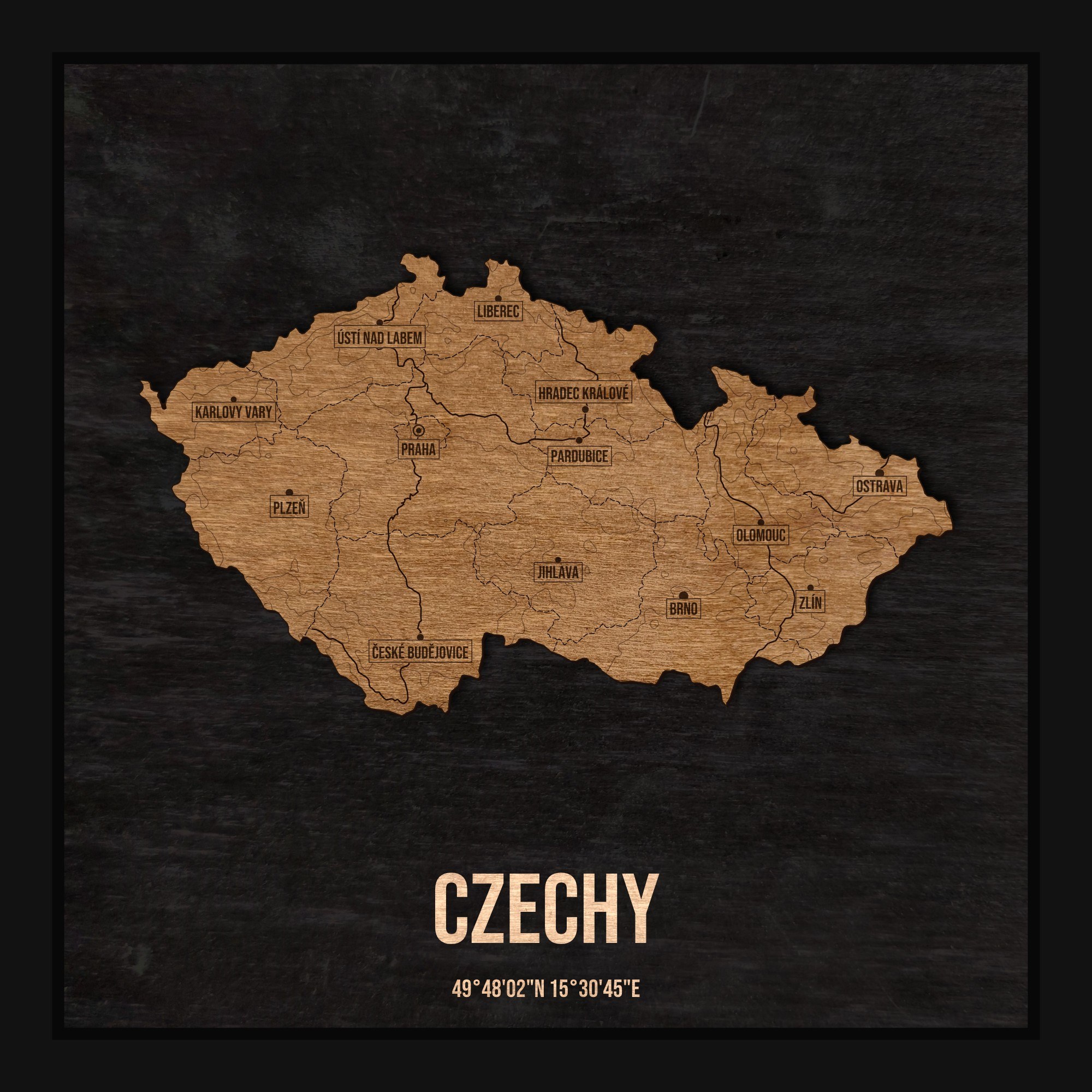 Drewniana mapa Czech w ramce 25×25: kontur kraju na czarnej płycie, nazwy miast, rzeki, jeziora, ukształtowanie terenu i granice regionów