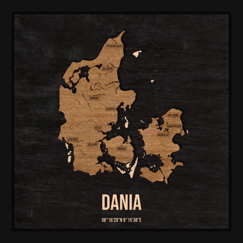 Drewniana mapa Danii w ramce 25×25: kontur kraju na czarnej płycie, nazwy miast, rzeki, jeziora, ukształtowanie terenu i granice regionów