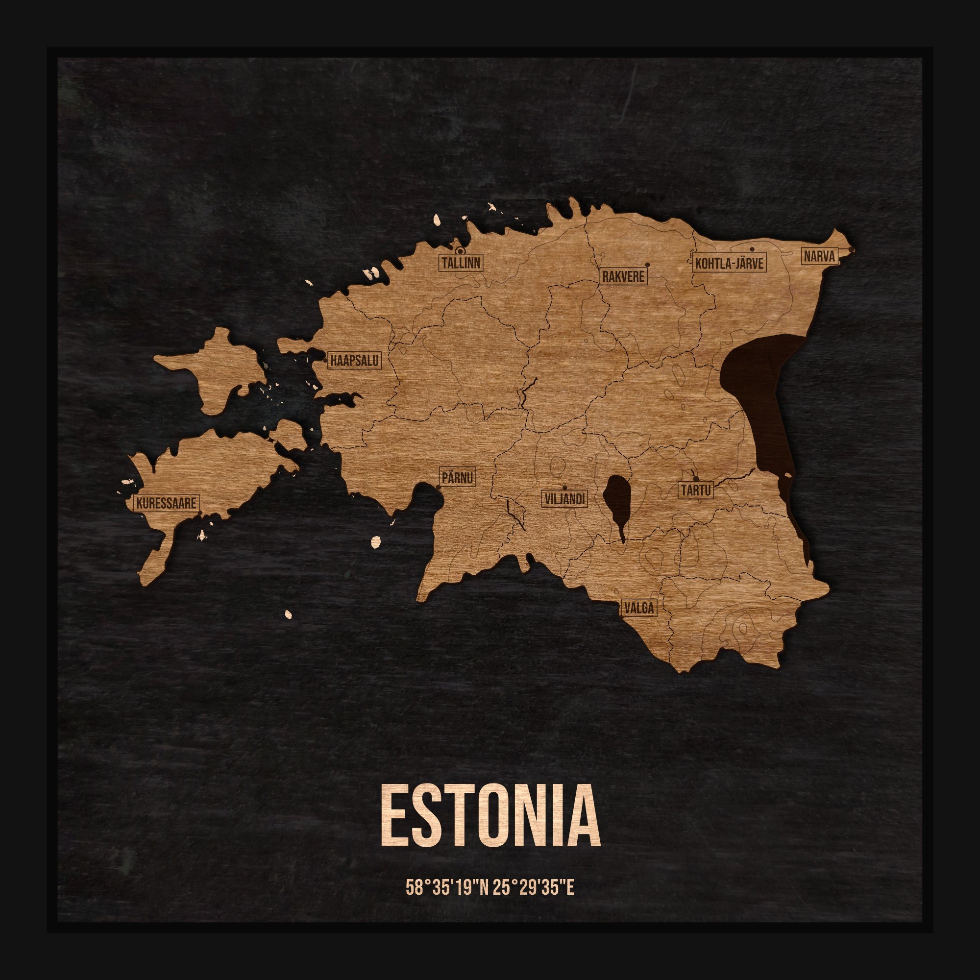 Drewniana mapa Estonii w ramce 25×25: kontur kraju na czarnej płycie, nazwy miast, rzeki, jeziora, ukształtowanie terenu i granice regionów