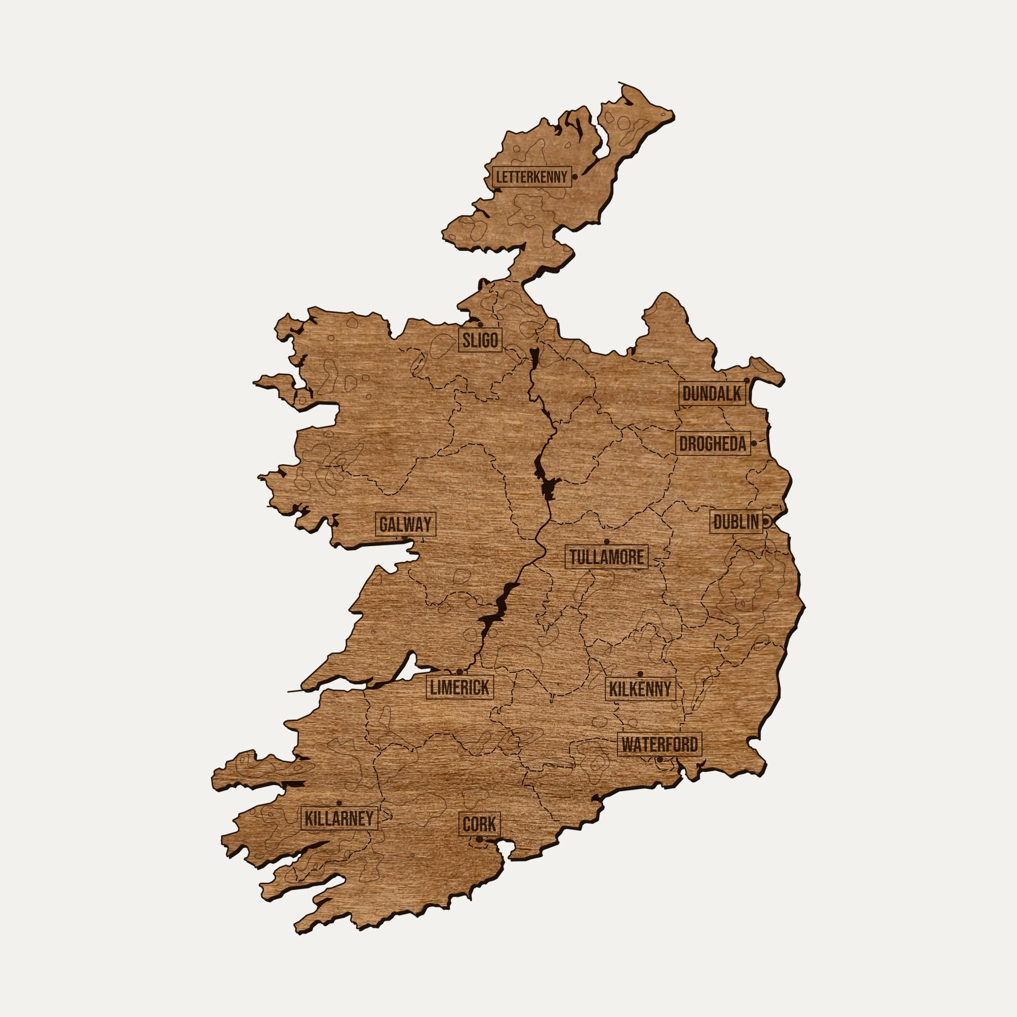 Drewniana mapa Irlandii na ścianę: cały kraj pocięty na regiony, z grawerem