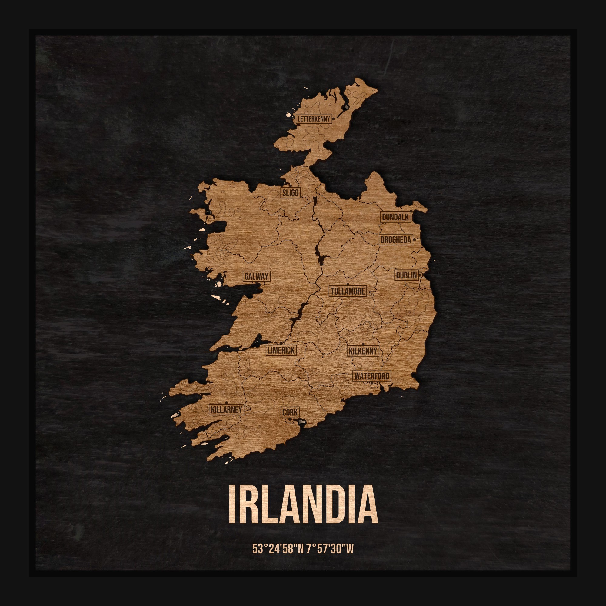 Drewniana mapa Irlandii w ramce 25×25: kontur kraju na czarnej płycie, nazwy miast, rzeki, jeziora, ukształtowanie terenu i granice regionów