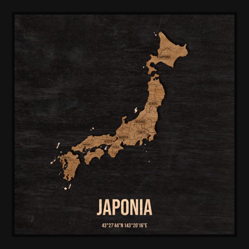Drewniana mapa Japonii w ramce 25×25: kontur kraju na czarnej płycie, nazwy miast, rzeki, jeziora, ukształtowanie terenu i granice regionów
