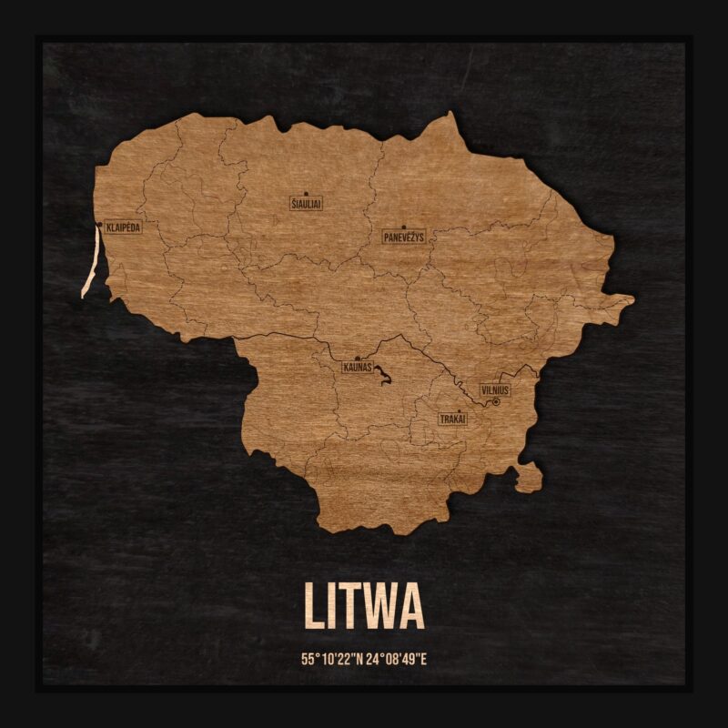 Drewniana mapa Litwy w ramce 25×25: kontur kraju na czarnej płycie, nazwy miast, rzeki, jeziora, ukształtowanie terenu i granice regionów