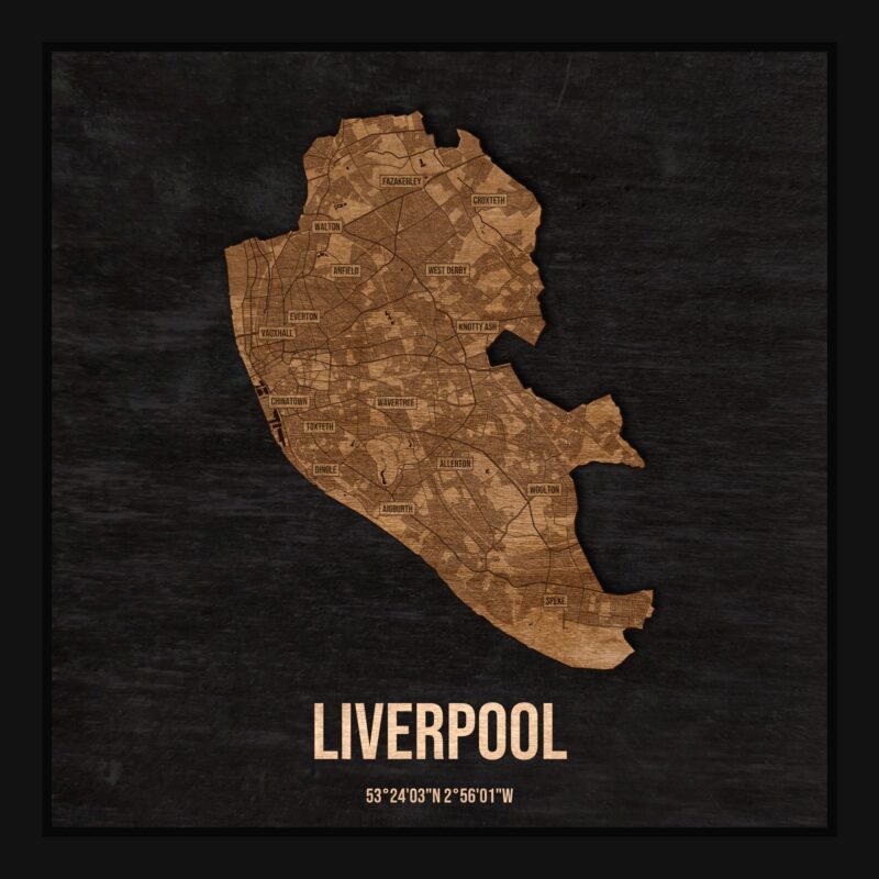 Drewniana mapa Liverpoolu w ramce 25×25: kontur miasta na czarnej płycie, ulice, zabudowa, rzeki, granice i nazwy dzielnic
