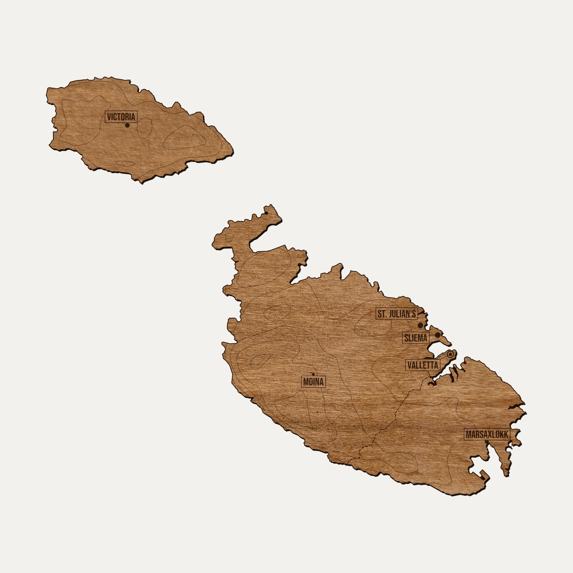 Drewniana mapa Malty na ścianę: cały kraj pocięty na regiony, z grawerem