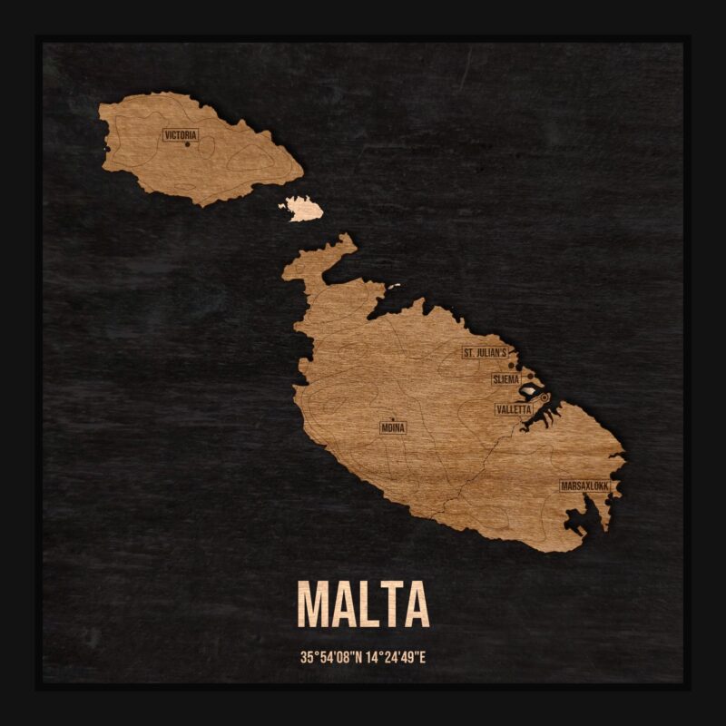 Drewniana mapa Malty w ramce 25×25: kontur kraju na czarnej płycie, nazwy miast, rzeki, jeziora, ukształtowanie terenu i granice regionów