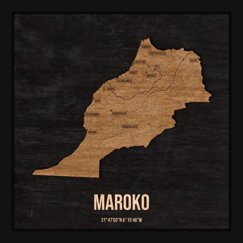 Drewniana mapa Maroka w ramce 25×25: kontur kraju na czarnej płycie, nazwy miast, rzeki, jeziora, ukształtowanie terenu i granice regionów