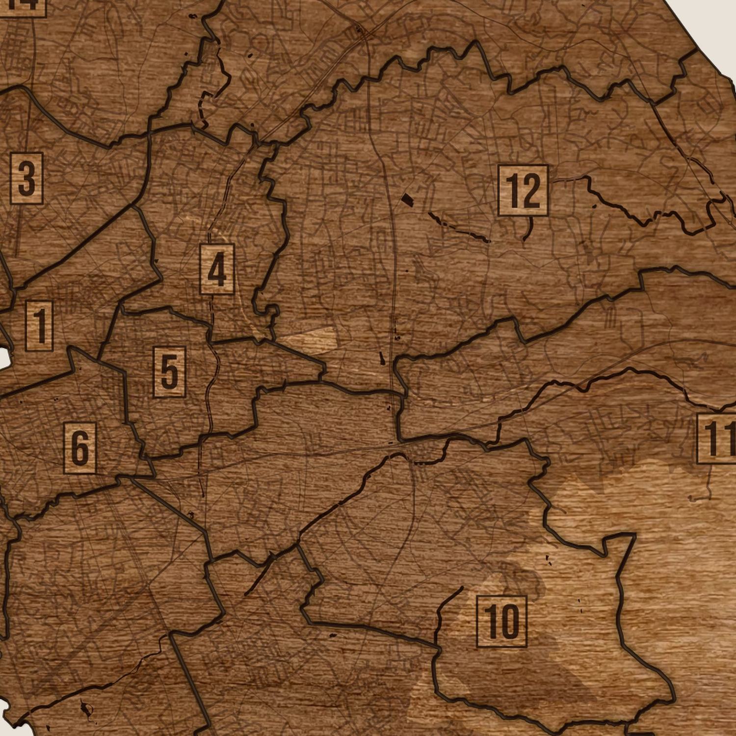 Marsylia - zbliżenie na grawer drewnianej mapy