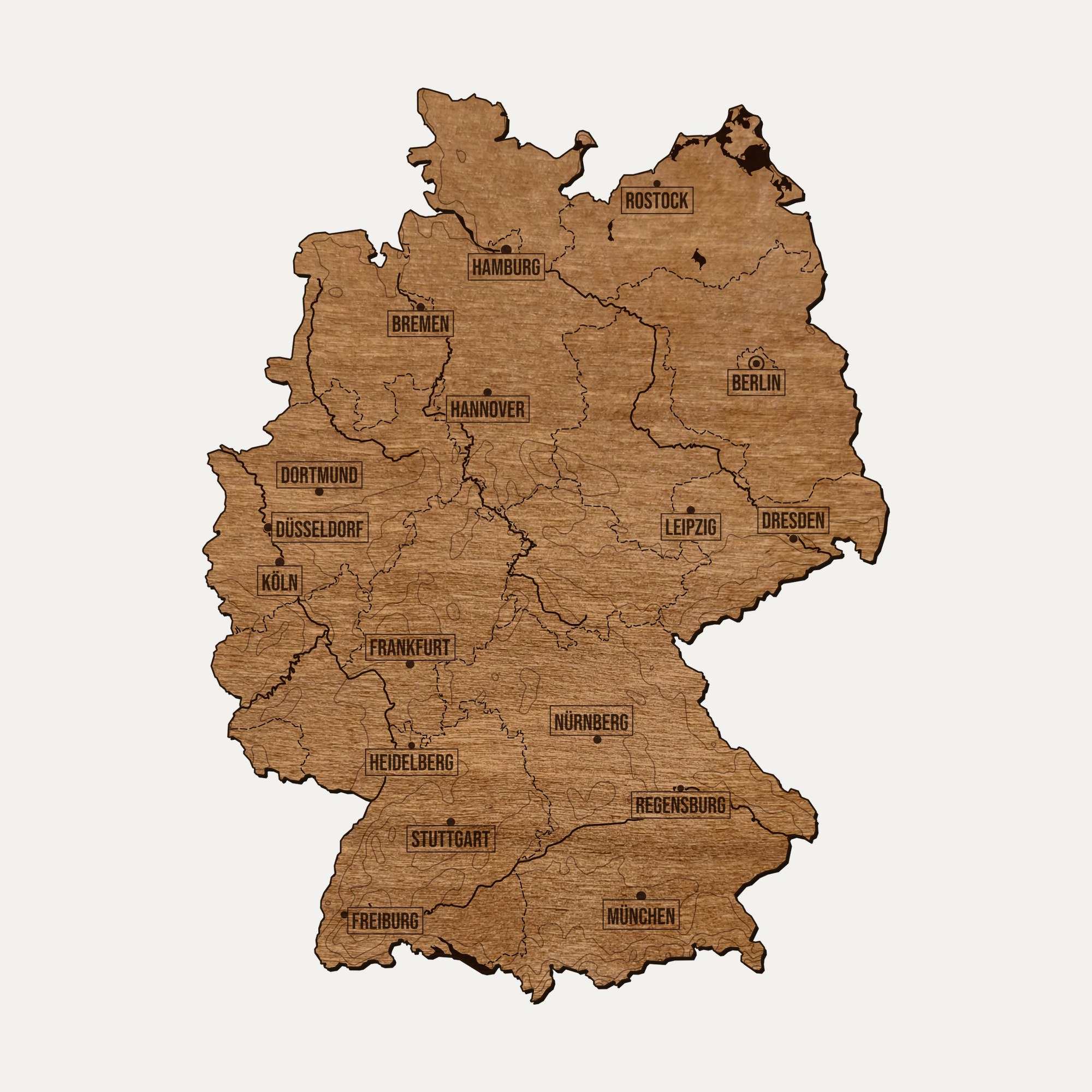 Drewniana mapa Niemiec na ścianę: cały kraj pocięty na regiony, z grawerem