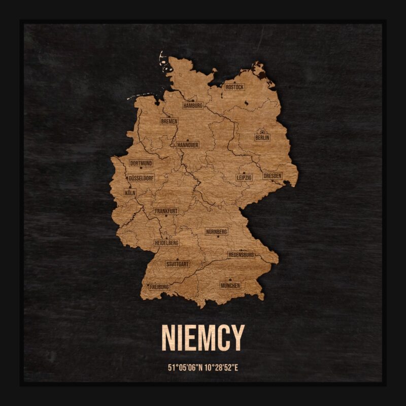 Drewniana mapa Niemiec w ramce 25×25: kontur kraju na czarnej płycie, nazwy miast, rzeki, jeziora, ukształtowanie terenu i granice regionów