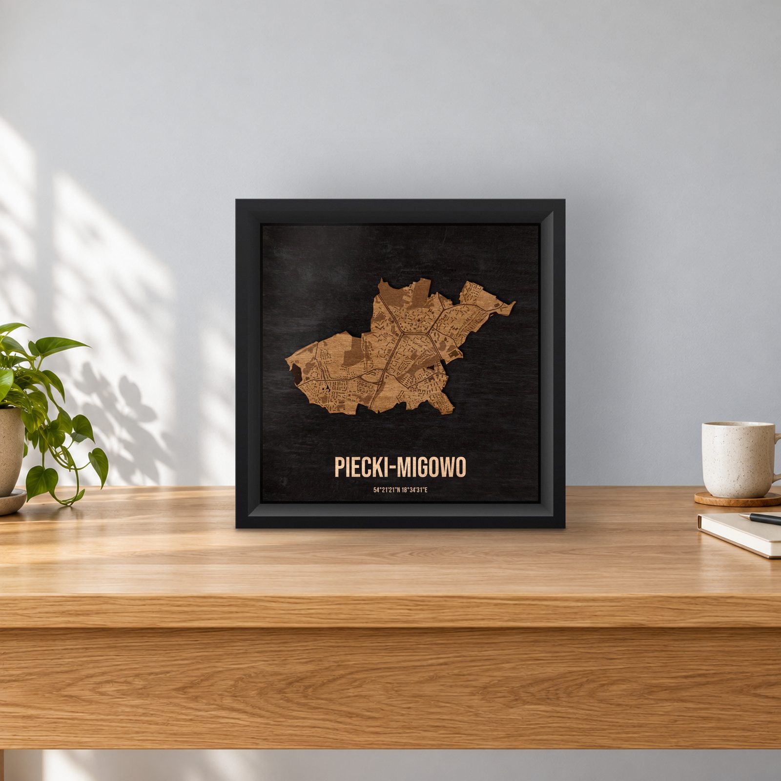 Piecki-Migowo (Gdańsk) - ramka cieniowa 25 × 25 cm na stoliku