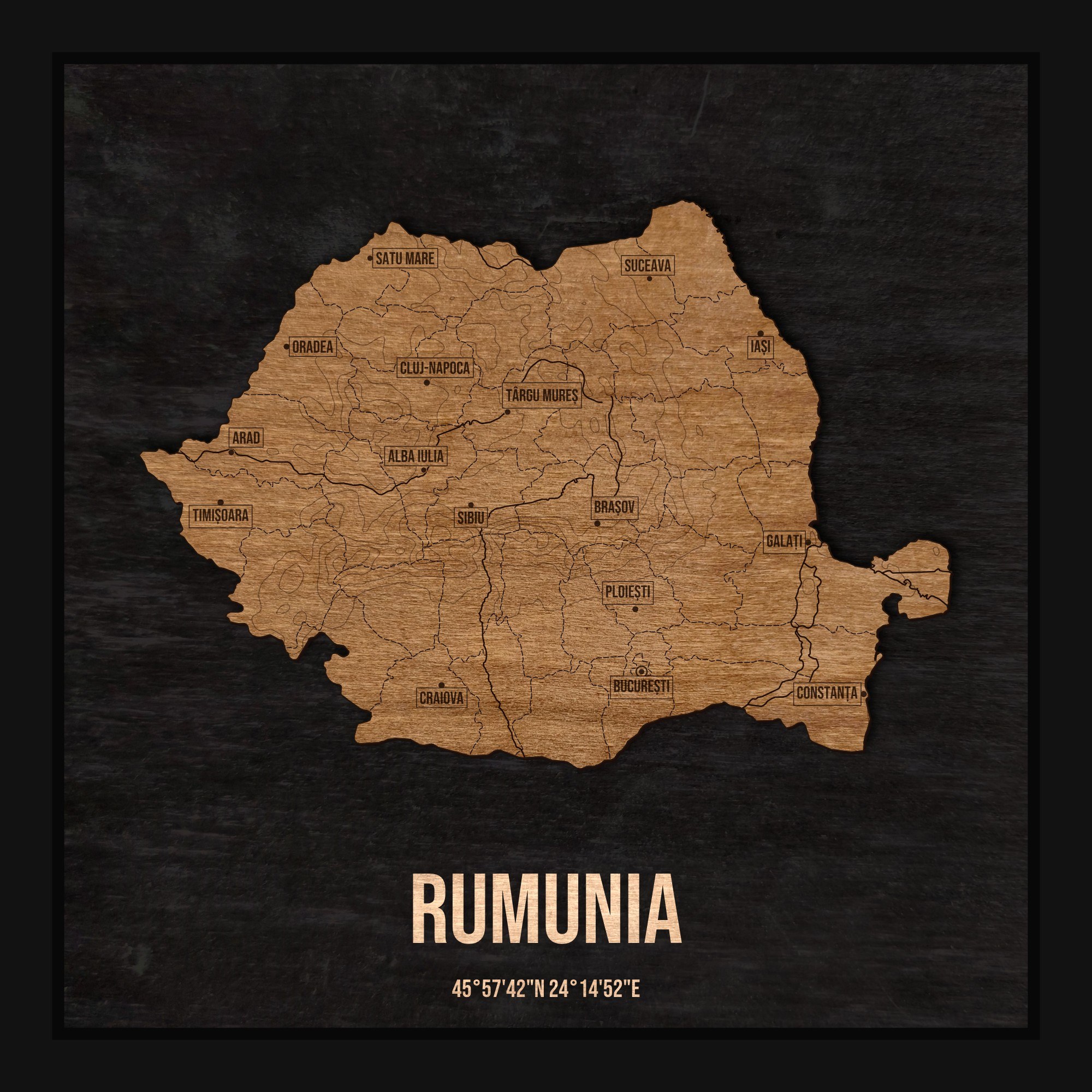 Drewniana mapa Rumunii w ramce 25×25: kontur kraju na czarnej płycie, nazwy miast, rzeki, jeziora, ukształtowanie terenu i granice regionów