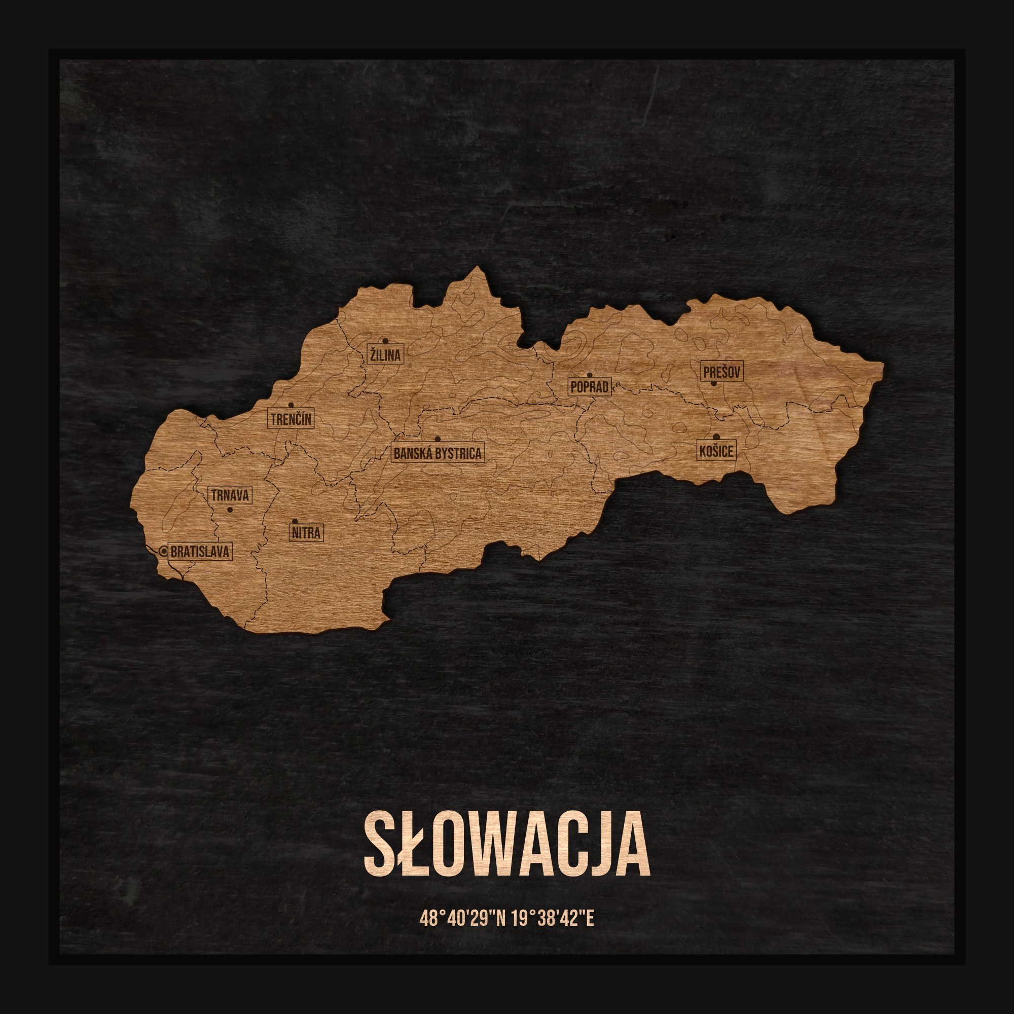 Drewniana mapa Słowacji w ramce 25×25: kontur kraju na czarnej płycie, nazwy miast, rzeki, jeziora, ukształtowanie terenu i granice regionów