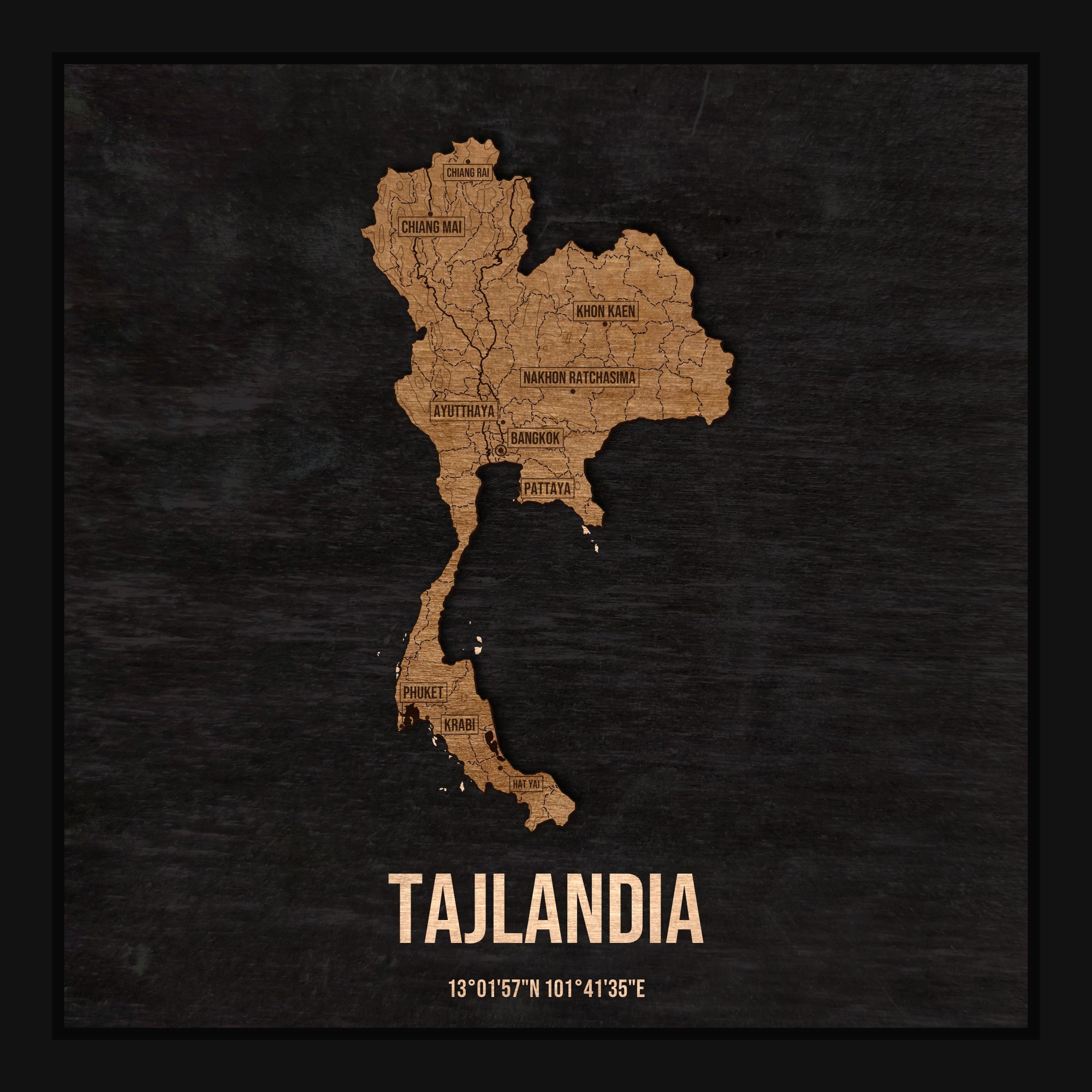 Drewniana mapa Tajlandii w ramce 25×25: kontur kraju na czarnej płycie, nazwy miast, rzeki, jeziora, ukształtowanie terenu i granice regionów