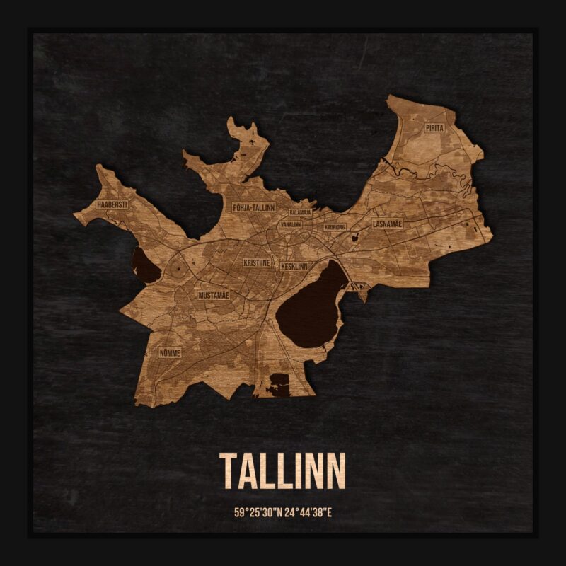 Drewniana mapa Tallinna w ramce 25×25: kontur miasta na czarnej płycie, ulice, zabudowa, rzeki, granice i nazwy dzielnic