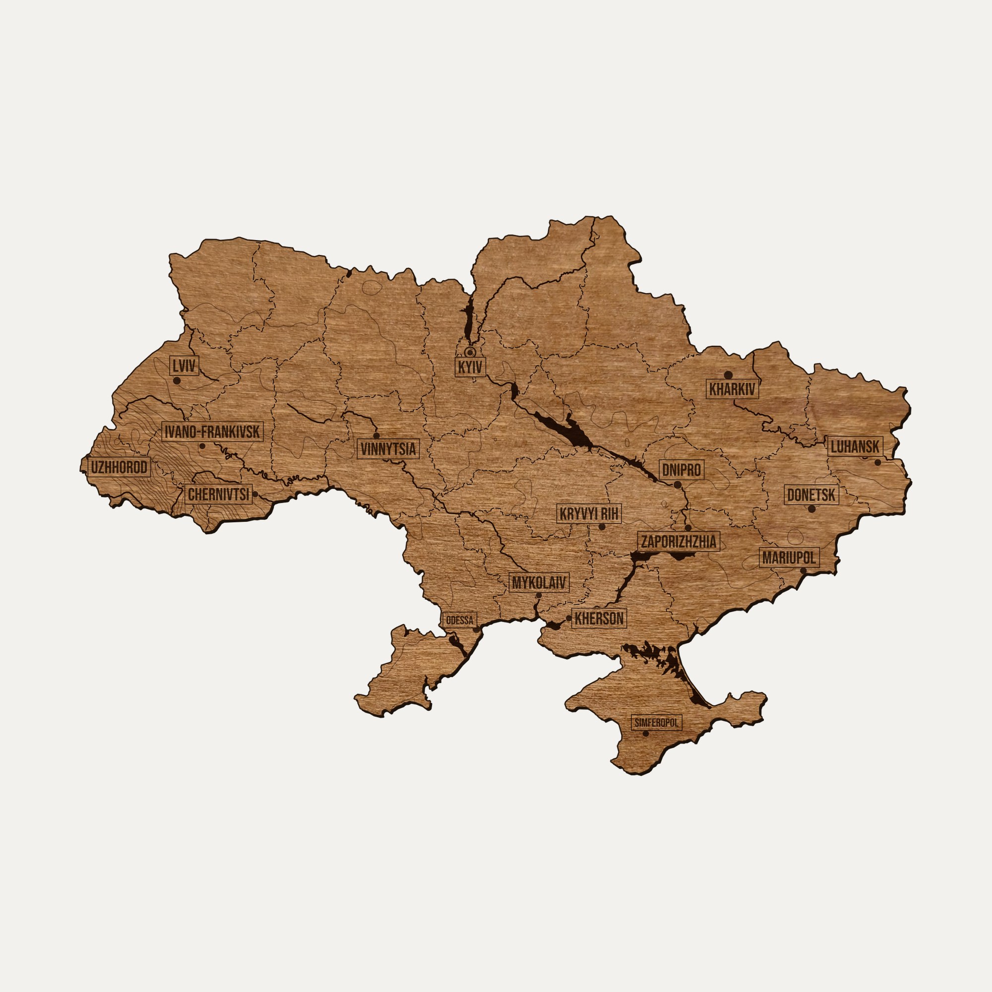 Drewniana mapa Ukrainy na ścianę: cały kraj pocięty na regiony, z grawerem