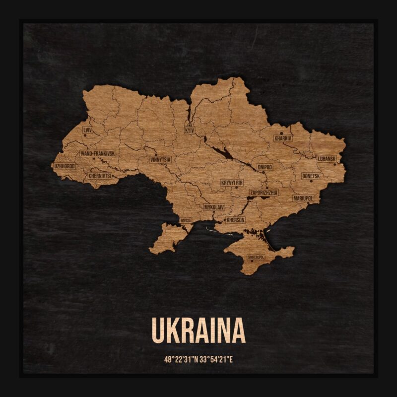 Drewniana mapa Ukrainy w ramce 25×25: kontur kraju na czarnej płycie, nazwy miast, rzeki, jeziora, ukształtowanie terenu i granice regionów