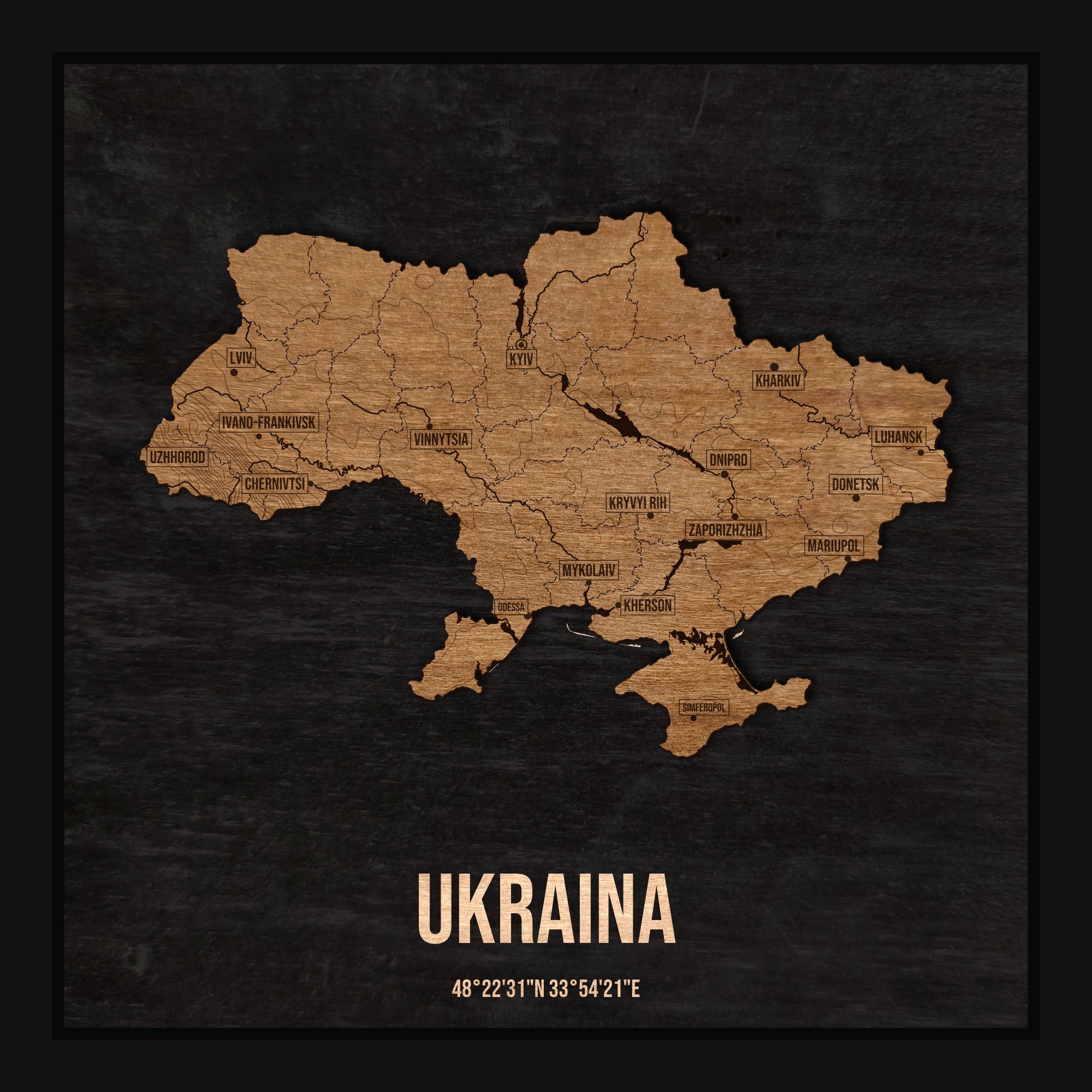 Drewniana mapa Ukrainy w ramce 25×25: kontur kraju na czarnej płycie, nazwy miast, rzeki, jeziora, ukształtowanie terenu i granice regionów
