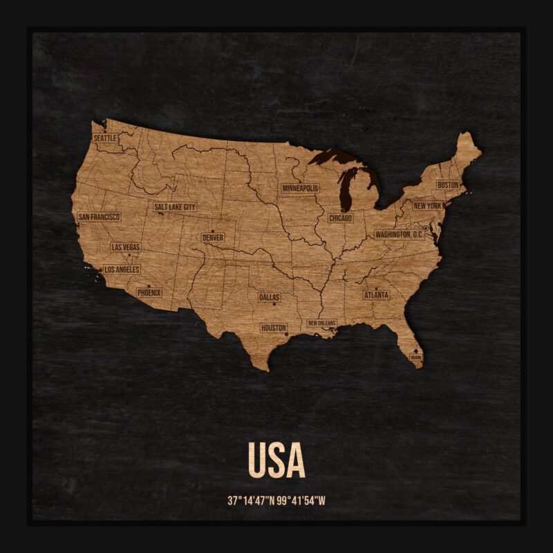 Drewniana mapa USA w ramce 25×25: kontur kraju na czarnej płycie, nazwy miast, rzeki, jeziora, ukształtowanie terenu i granice regionów