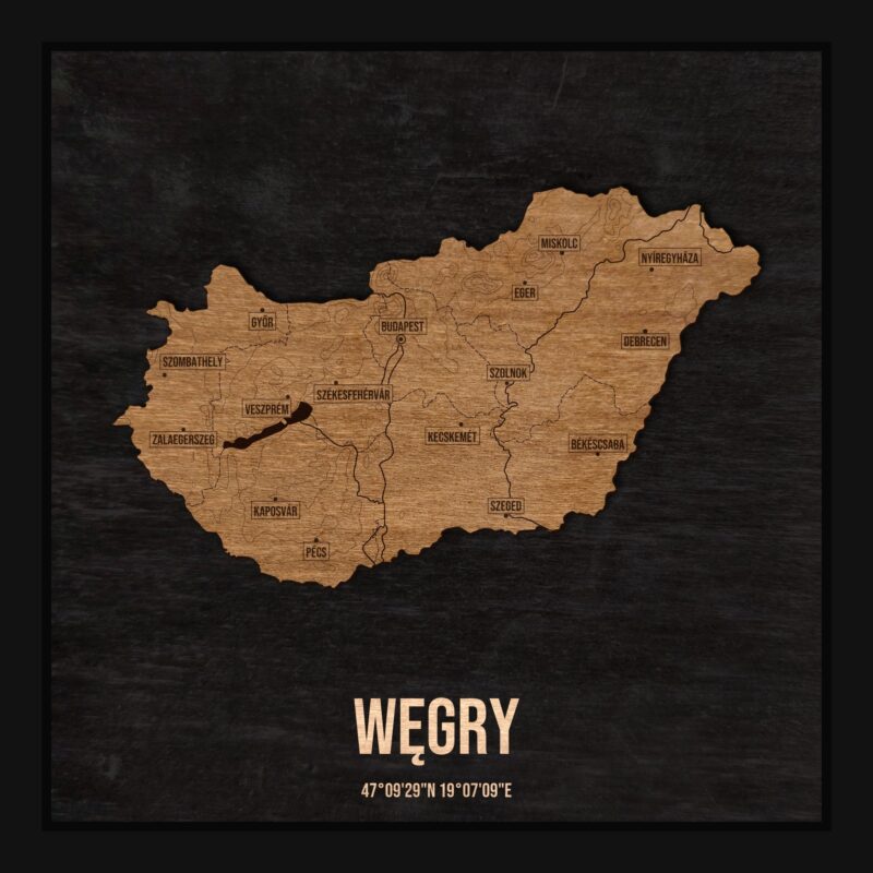 Drewniana mapa Węgier w ramce 25×25: kontur kraju na czarnej płycie, nazwy miast, rzeki, jeziora, ukształtowanie terenu i granice regionów