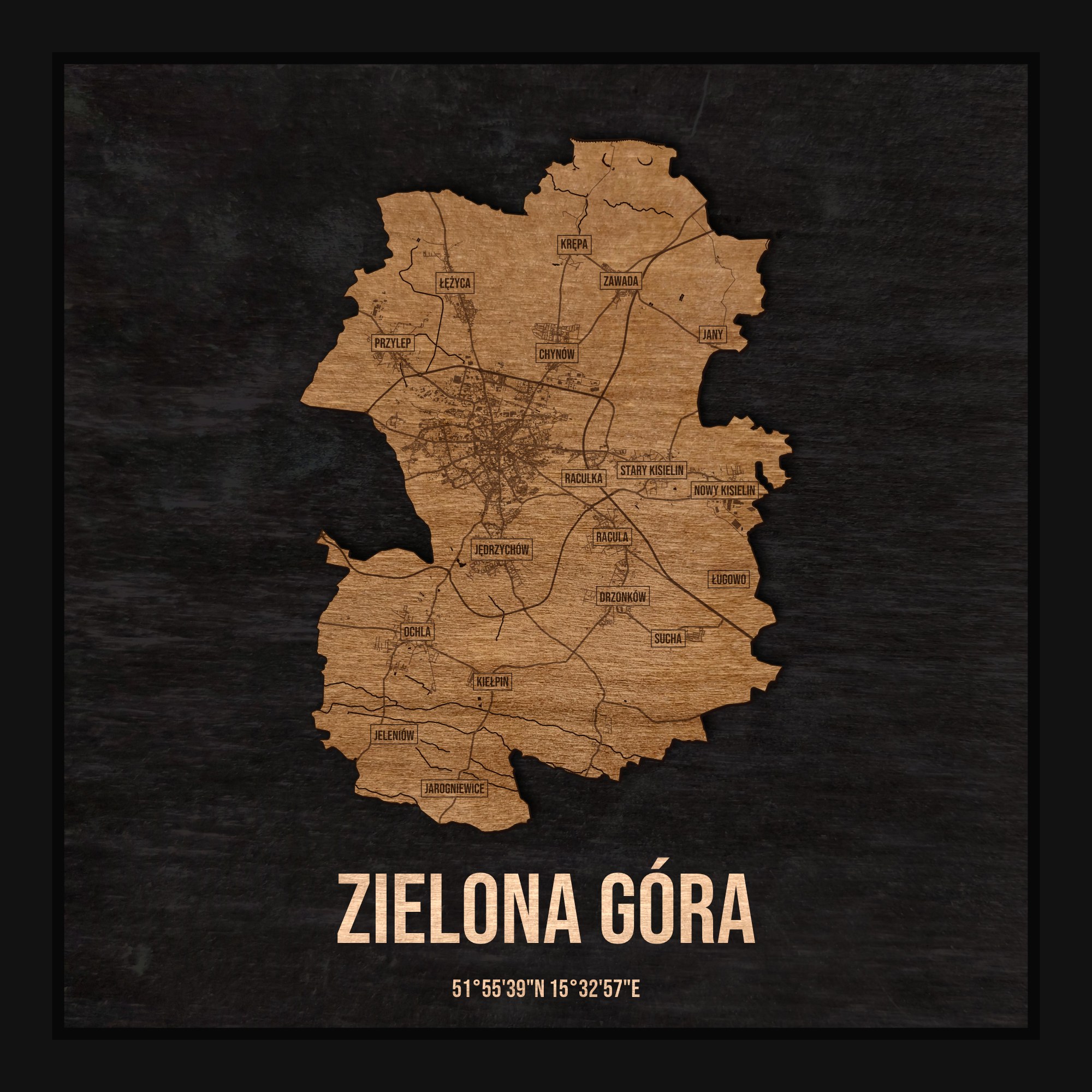 Drewniana mapa Zielonej Góry w ramce 25×25: kontur miasta na czarnej płycie, ulice, budynki, rzeki, granice i nazwy dzielnic