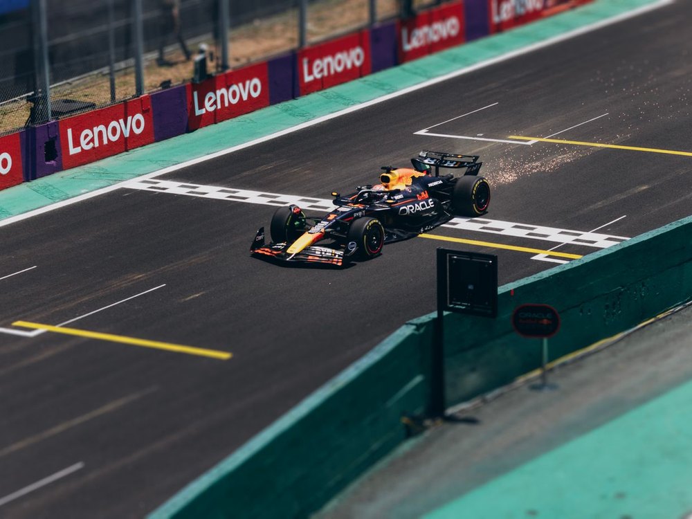 Prezent dla fana F1 - drewniane tory wyścigowe i plakaty