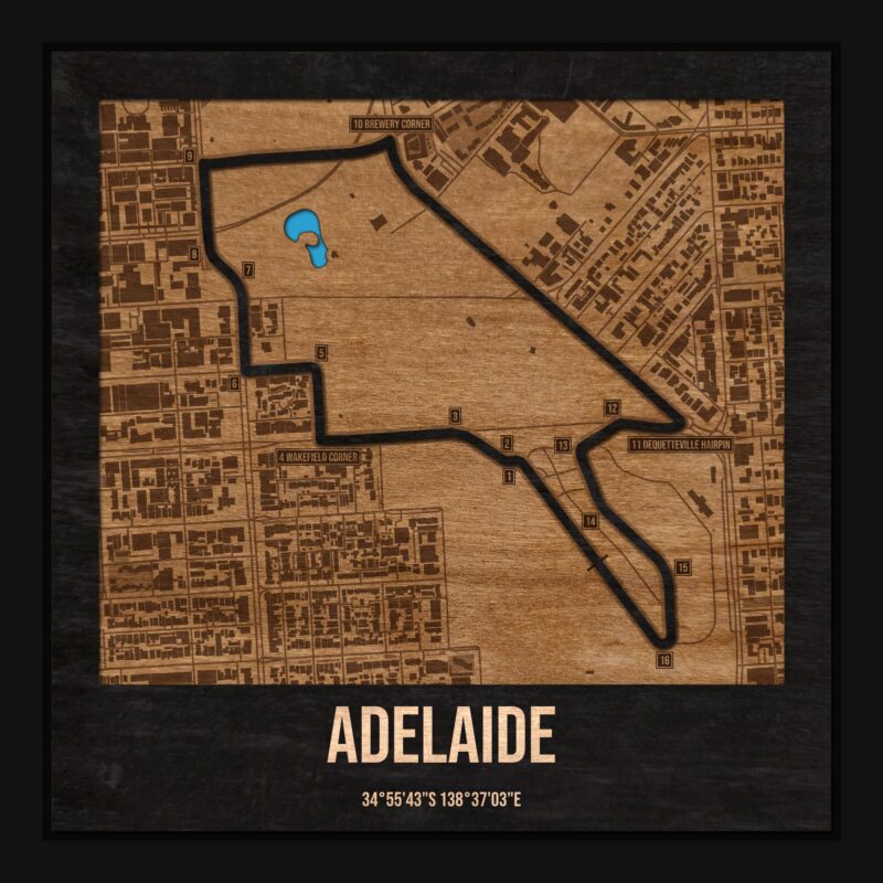 Tor Adelaide w ramce 25×25: drewniana mapa toru z podpisanymi zakrętami