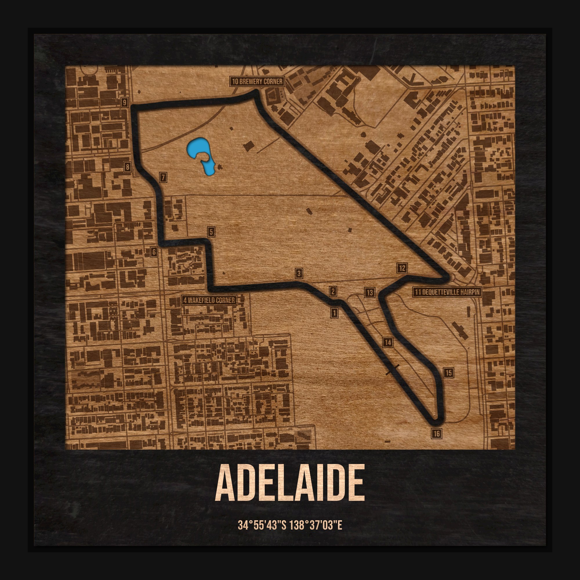 Tor Adelaide w ramce 25×25: drewniana mapa toru z podpisanymi zakrętami