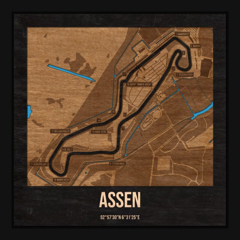 Tor Assen w ramce 25×25: drewniana mapa toru z podpisanymi zakrętami
