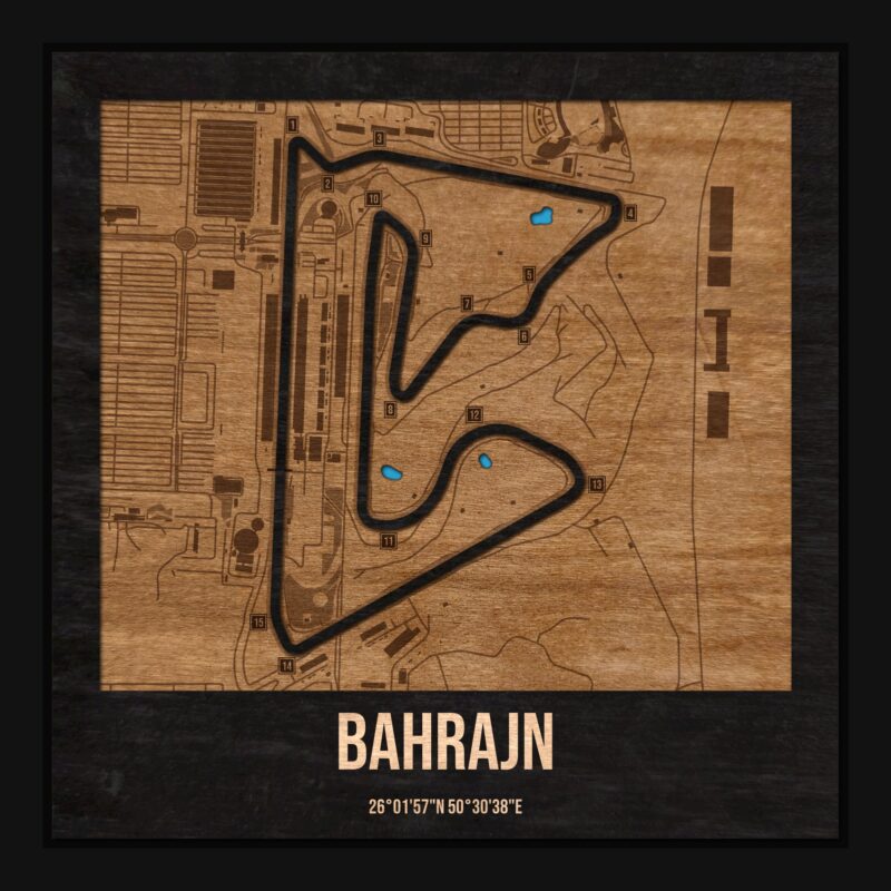 Tor Bahrajn w ramce 25×25: drewniana mapa toru z podpisanymi zakrętami