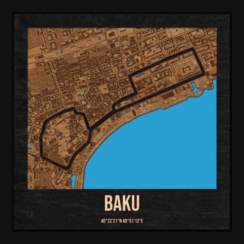 Tor Baku w ramce 25×25: drewniana mapa toru z podpisanymi zakrętami