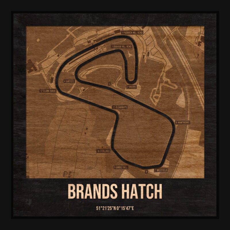 Tor Brands Hatch w ramce 25×25: drewniana mapa toru z podpisanymi zakrętami