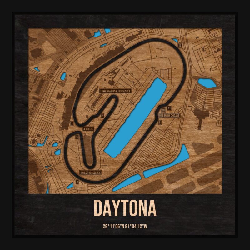 Tor Daytona w ramce 25×25: drewniana mapa toru z podpisanymi zakrętami