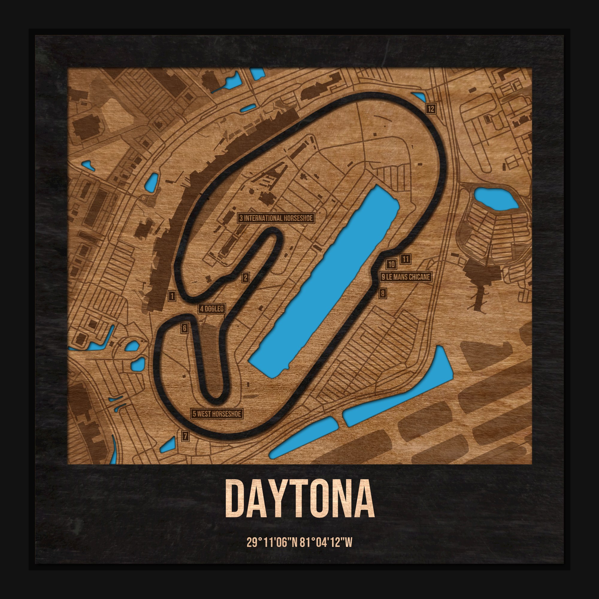 Tor Daytona w ramce 25×25: drewniana mapa toru z podpisanymi zakrętami