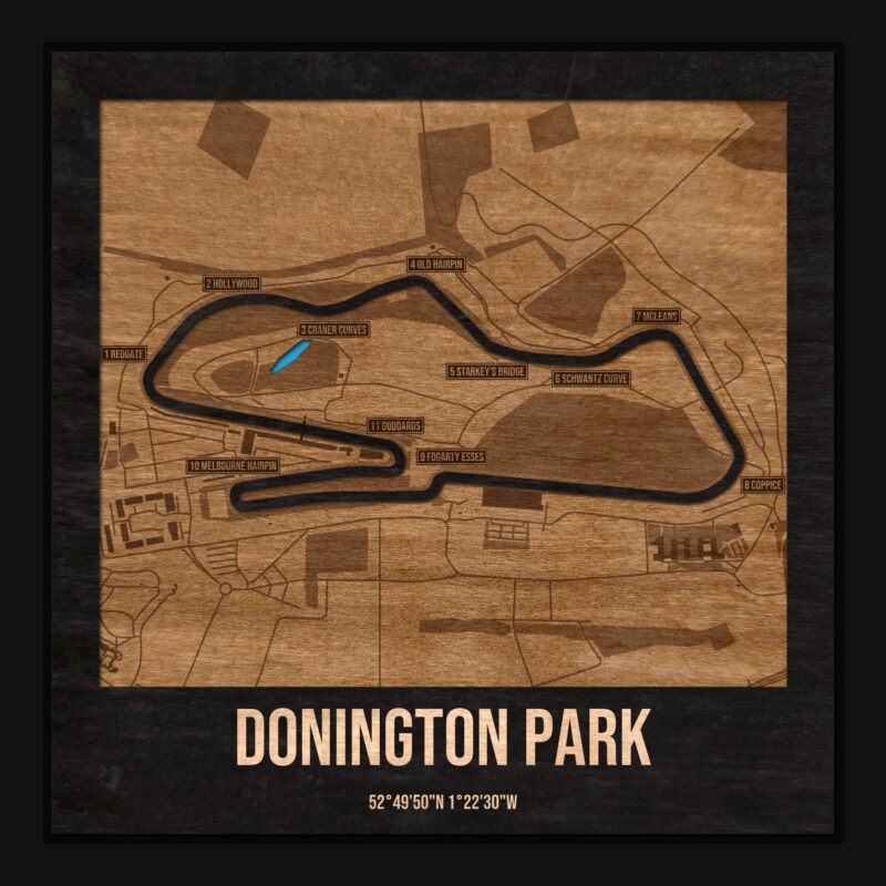 Tor Donington w ramce 25×25: drewniana mapa toru z podpisanymi zakrętami
