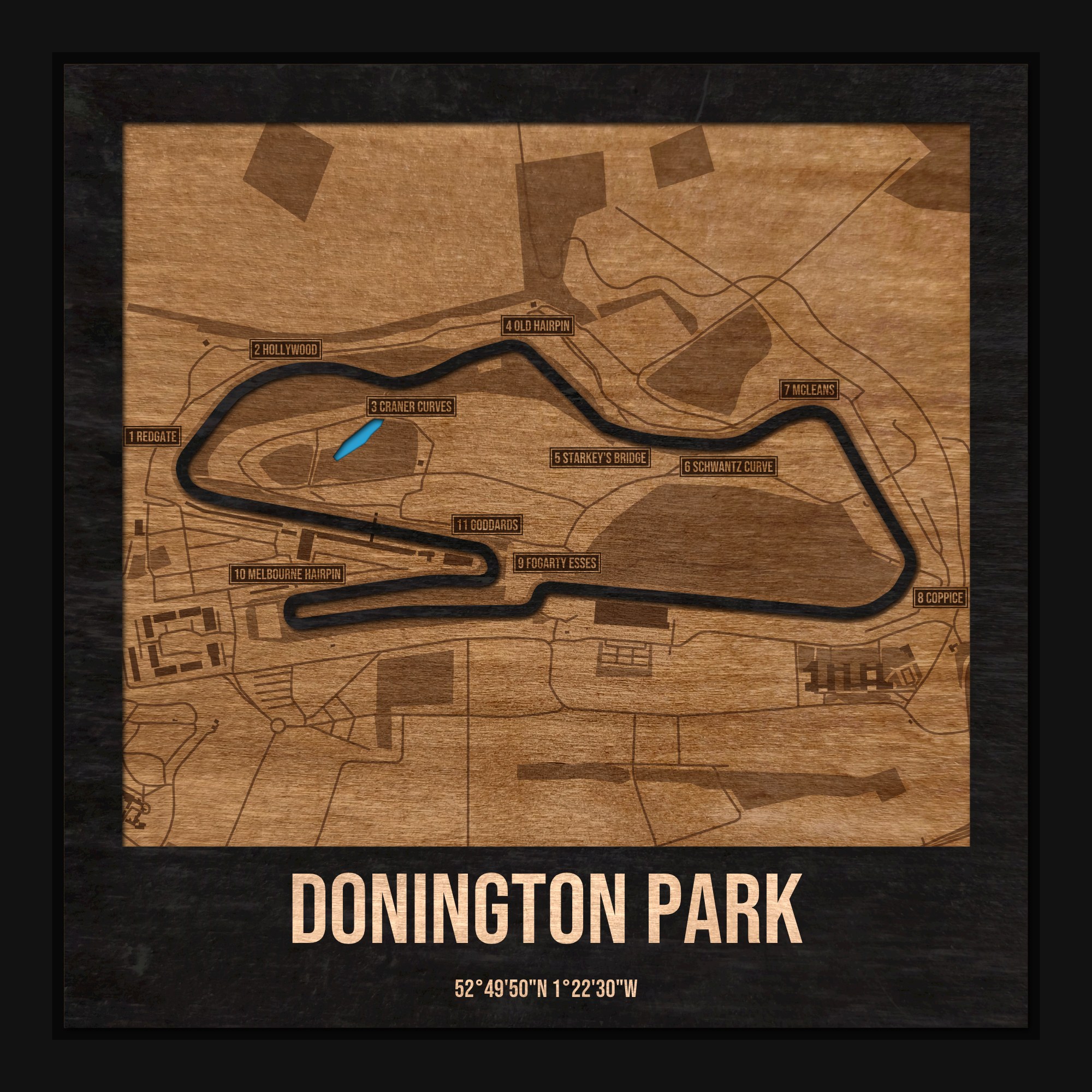 Tor Donington w ramce 25×25: drewniana mapa toru z podpisanymi zakrętami