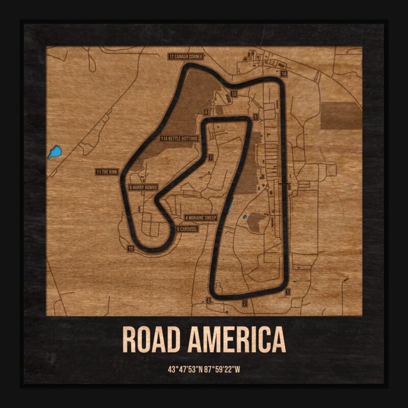 Tor Elkhart Lake w ramce 25×25: drewniana mapa toru z podpisanymi zakrętami