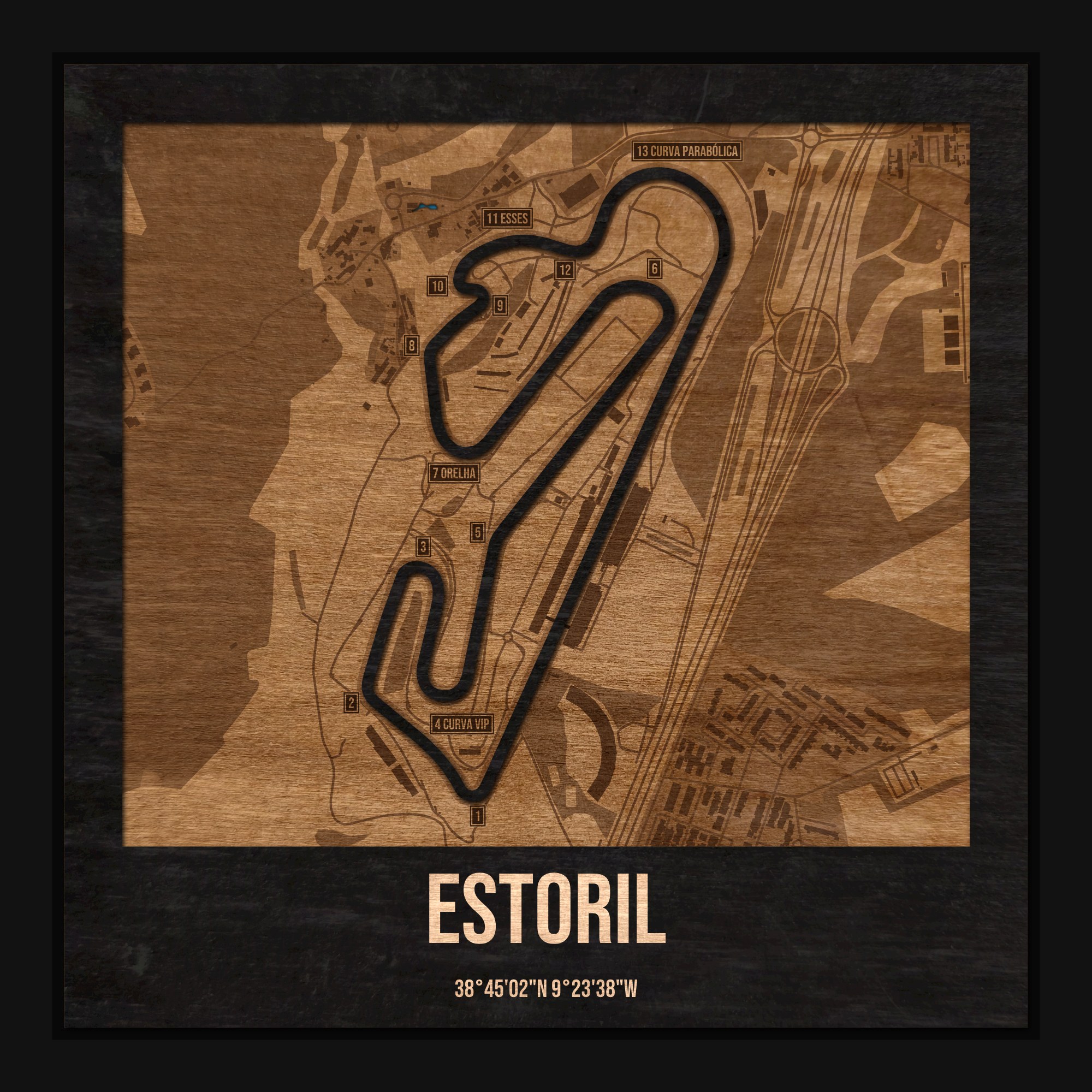 Tor Estoril w ramce 25×25: drewniana mapa toru z podpisanymi zakrętami