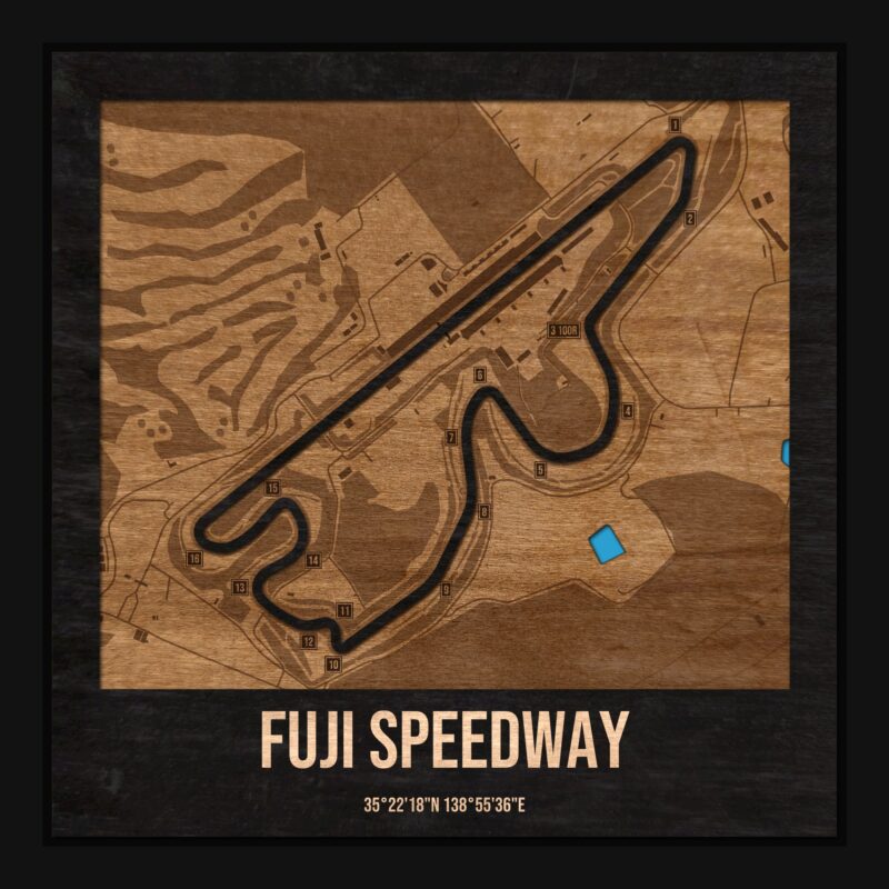 Tor Fuji w ramce 25×25: drewniana mapa toru z podpisanymi zakrętami