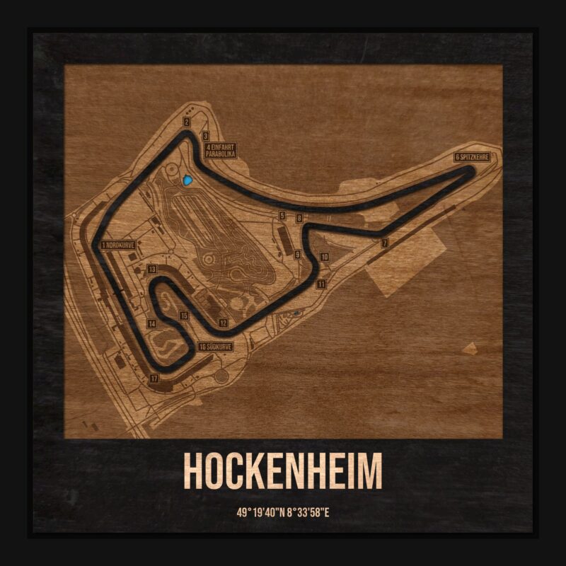 Tor Hockenheim w ramce 25×25: drewniana mapa toru z podpisanymi zakrętami
