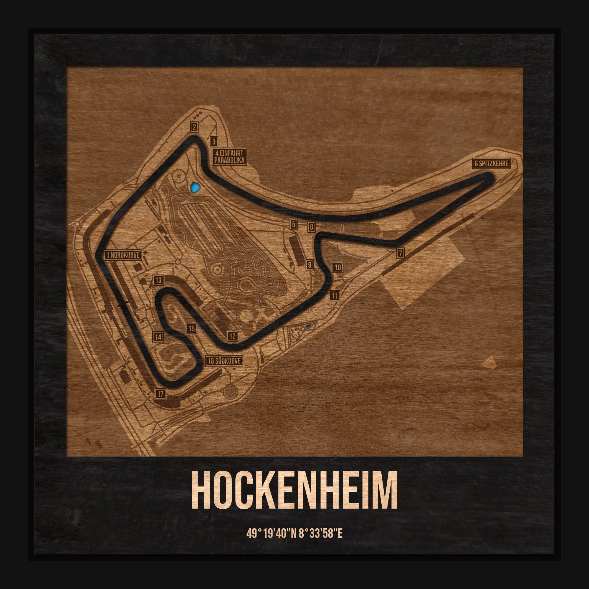 Tor Hockenheim w ramce 25×25: drewniana mapa toru z podpisanymi zakrętami