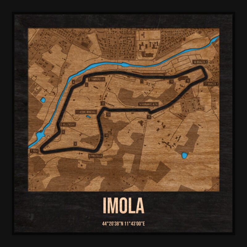 Tor Imola w ramce 25×25: drewniana mapa toru z podpisanymi zakrętami
